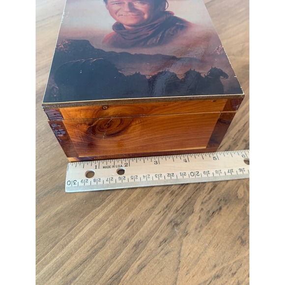 VTG John Wayne Wooden Keepsake Box Cedar? Hinged - Picture 3 of 12